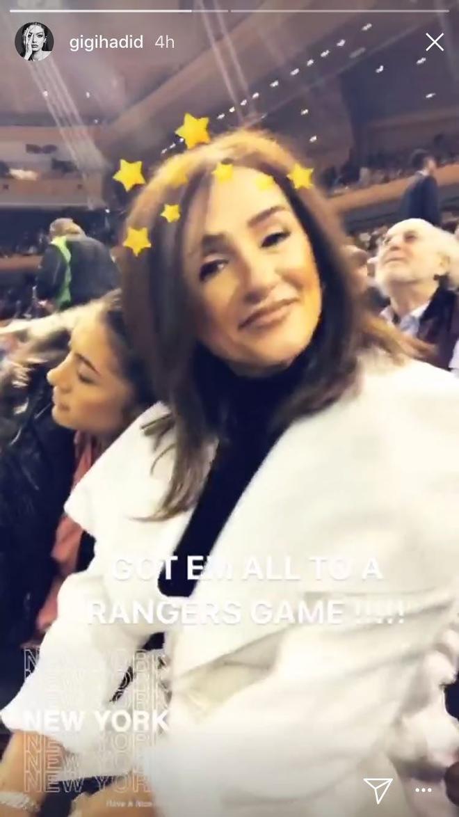 La madre de Zayn Malik con Gigi Hadid en el partido de los Rangers