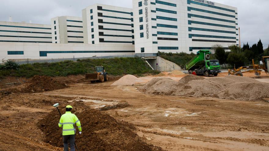 Obras del hospital de campaña junto al centro sanitario de La Fe, en València.