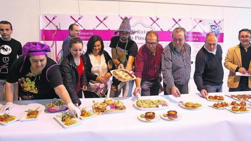 Varios de los hosteleros que participan en la Ruta do Pincho, ayer, muestran sus propuestas.  // Jesús de Arcos