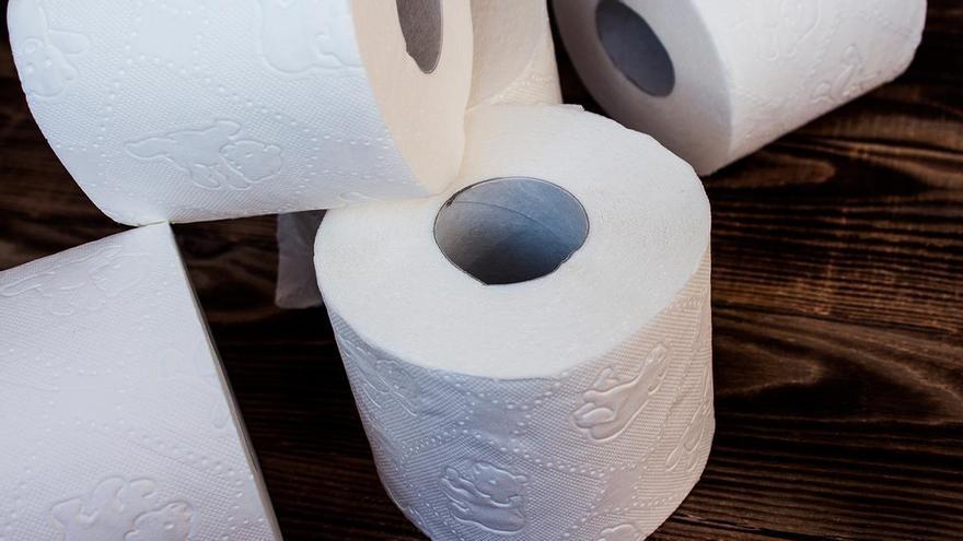 Meter papel higiénico con vinagre: el secreto efectivo que cada vez hace más gente