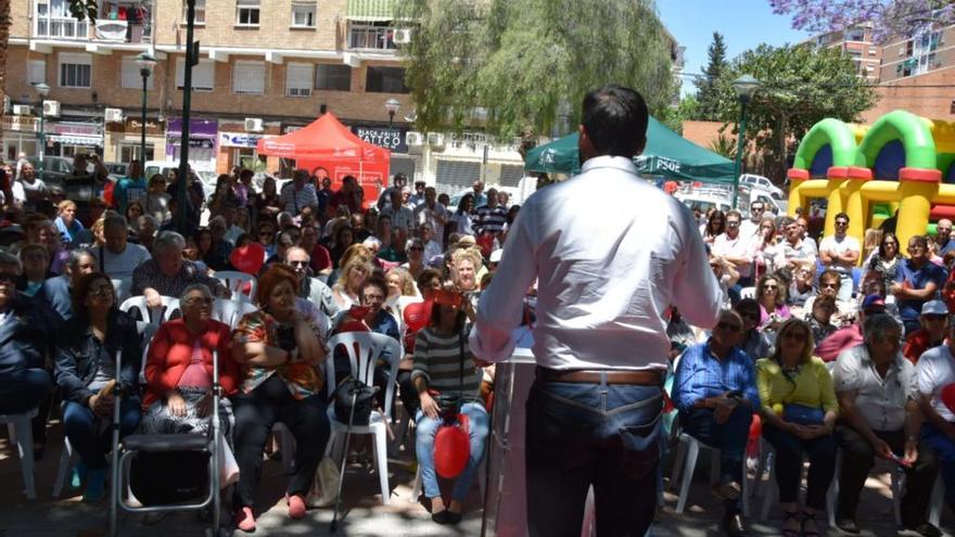 El candidato socialista al Ayuntamiento de Málaga, Dani Pérez, durante el mitin en Miraflores.