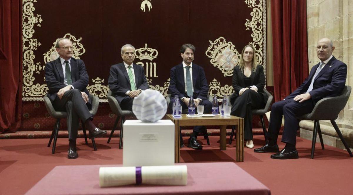 Por la izquierda, Luis Cotarelo, José Luis Fernández Martín-Caro, Benigno Amor, María Suárez y Juan José Fernández, durante la mesa redonda. | IRMA COLLÍN