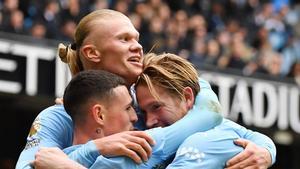 Haaland celebra su segundo gol junto a Foden y Kevin De Bruyne