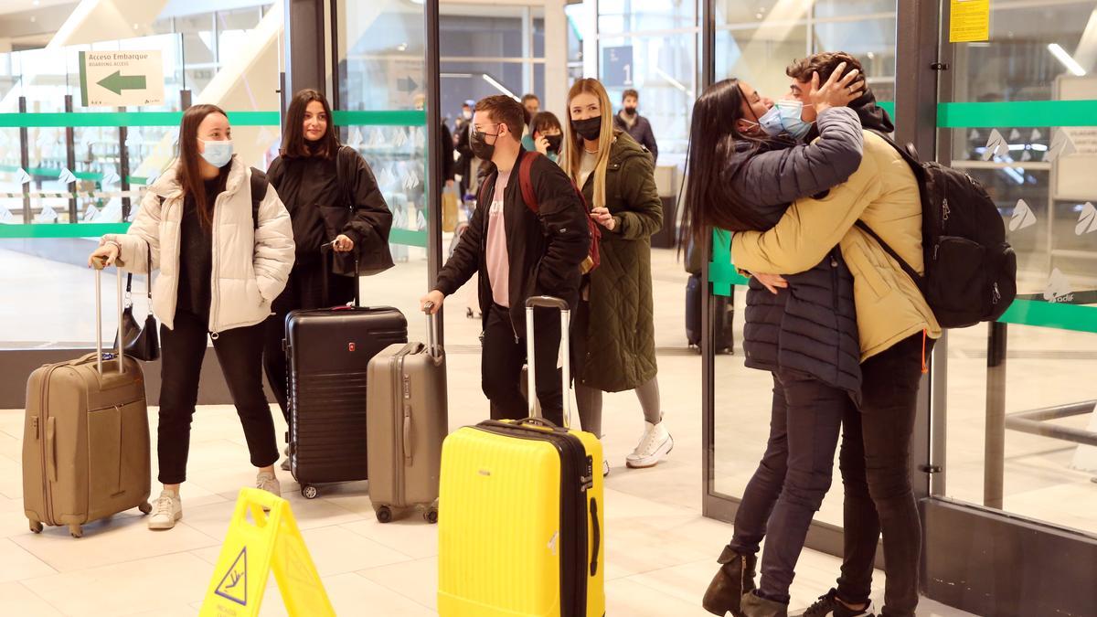 Una pareja de jóvenes se reencuentra en la estación de tren de Vigo Urzáiz a la llegada del Alvia procedente de Madrid