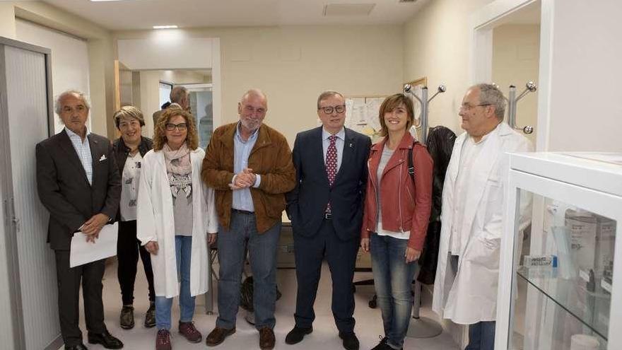 Francisco del Busto, tercero por la derecha, junto a responsables del Ayuntamiento langreano y personal sanitario.