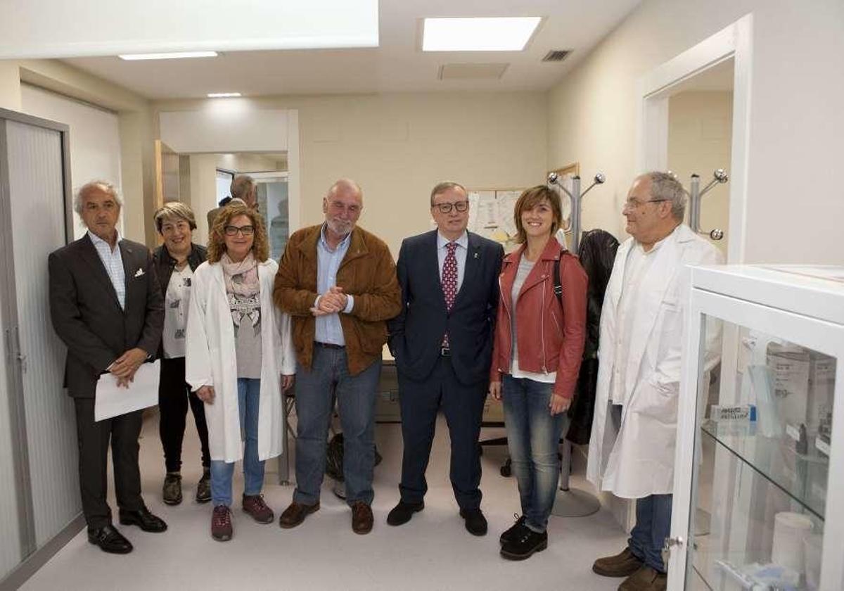 Francisco del Busto, tercero por la derecha, junto a responsables del Ayuntamiento langreano y personal sanitario.