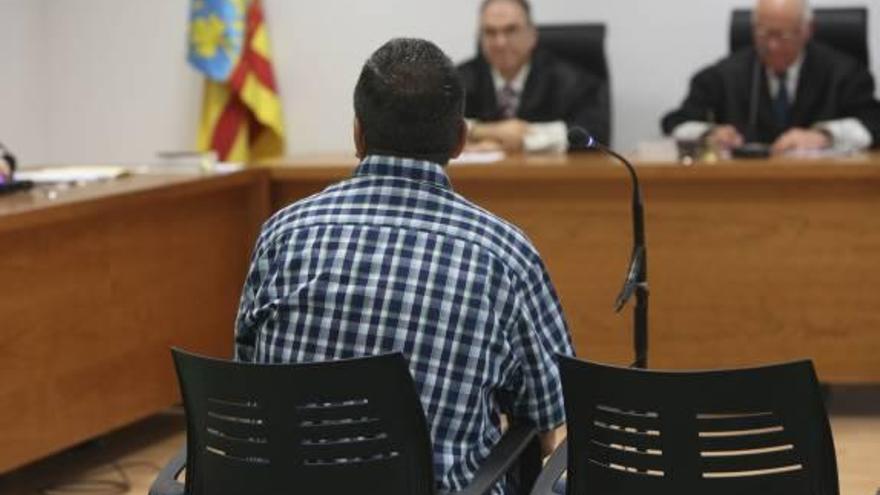 Condenado a ocho años de cárcel por intentar quemar a su expareja en su coche