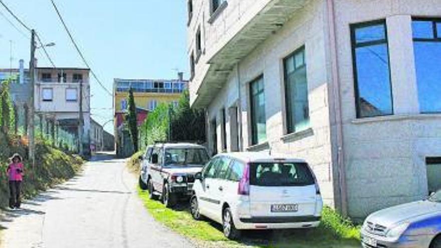 A la derecha, vivienda afectada por la orden de demolición.  // S.a.