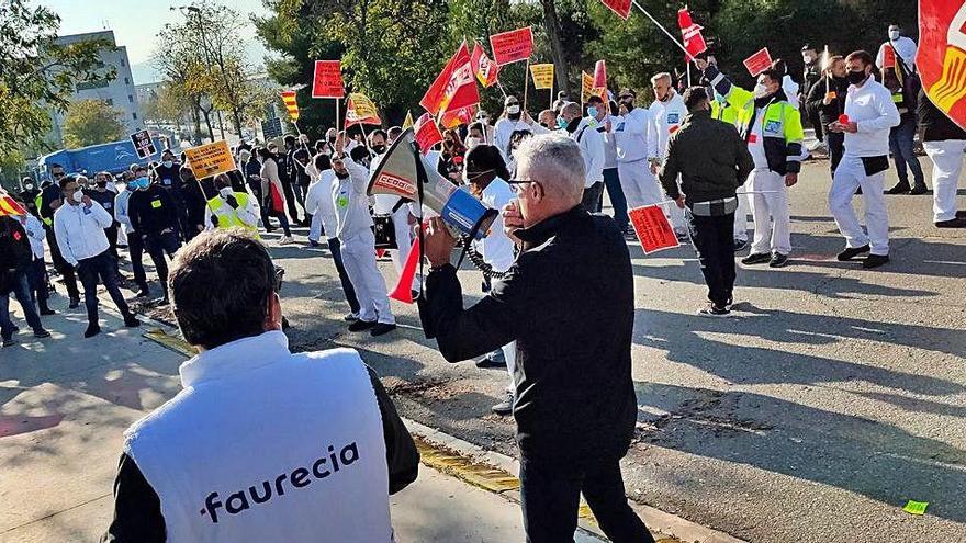 Un moment de la protesta de la plantilla de Faurecia, ahir