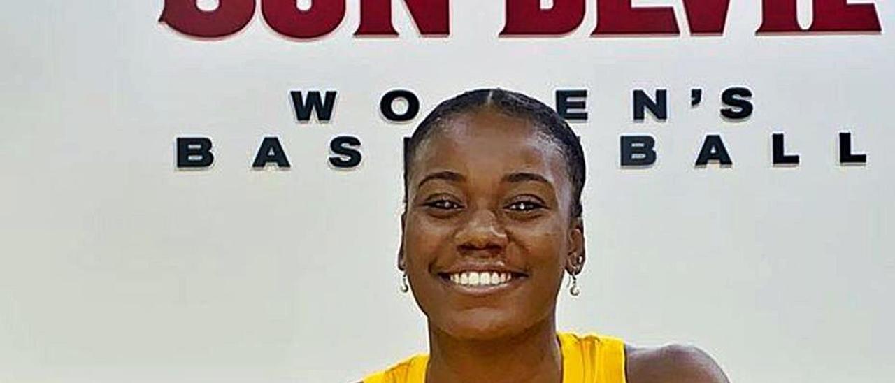 Iris Junio Mbulito, con la camiseta de la universidad de Arizona State. | |