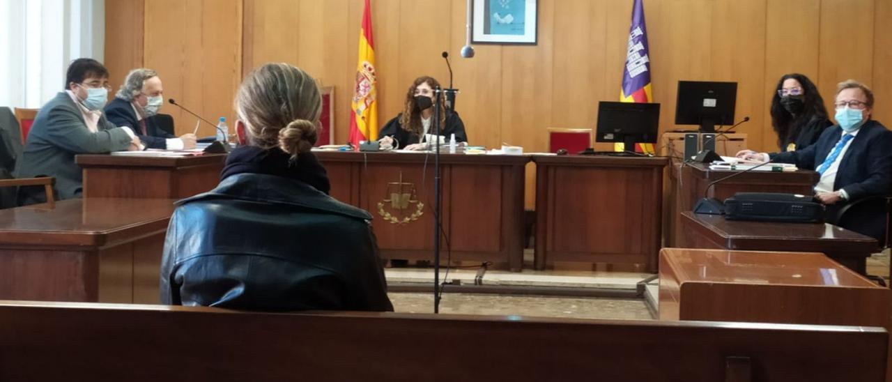 La mujer acusada por el atropello mortal, ayer durante el juicio celebrado en Palma. | M.O.I.