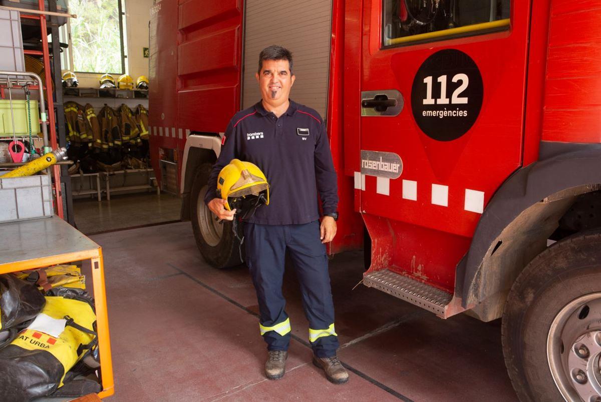 Isidre Sierra, alcalde de Sant Climent de Llobregat, durante una guardia como bombero voluntario.