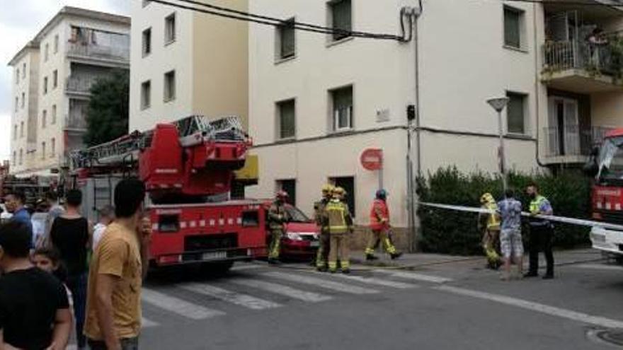 Els Bombers, apagant l&#039;incendi del pis al carrer Tarragona.