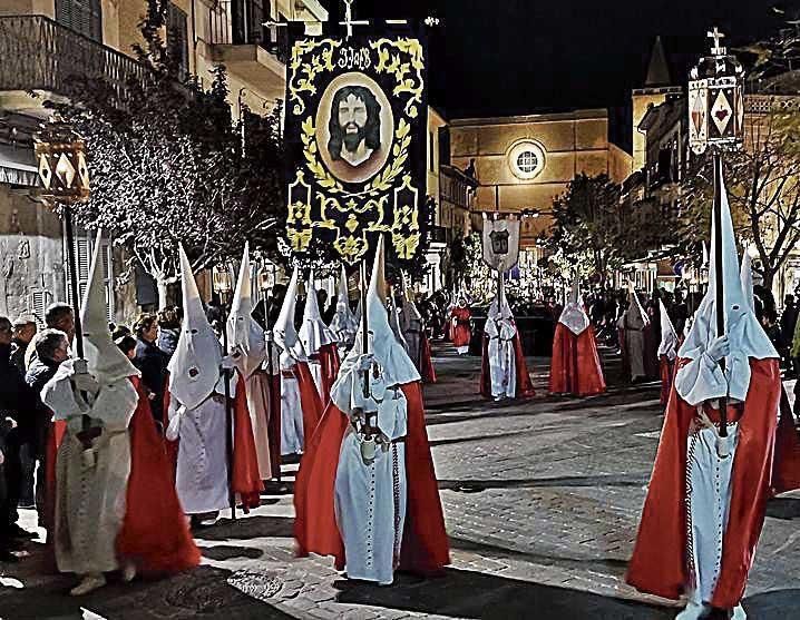 Porreres: la celebración comenzó con la Misa de la Santa Cena con el lavatorio de pies a los miembros de la cofradía de los Apóstoles. después todas la cofradías iniciaron la procesión.