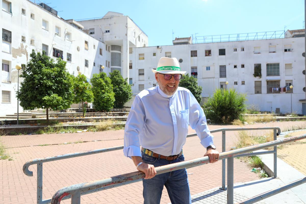 El cura Miguel David, responsable del proyecto Puerta Verde en el barrio del Guadalquivir.
