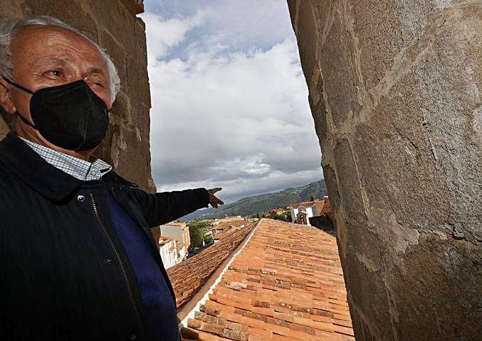  Lorences muestra el nuevo tejado desde el campanario.