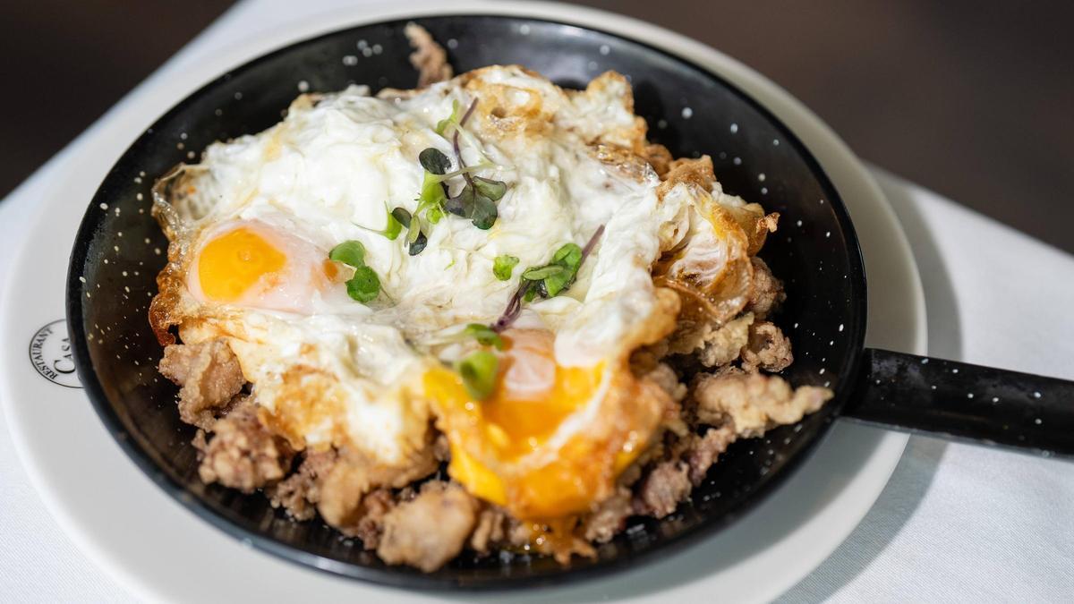 Los chipiriones a la andaluza con huevo frito del restaurante Casa Carmen en el Port Olímpic.