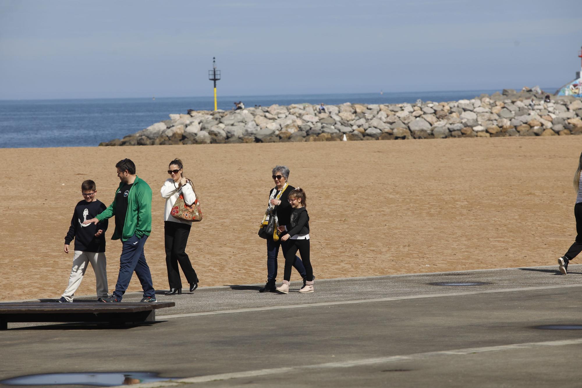 Gijón disfruta de un domingo de sol y calor