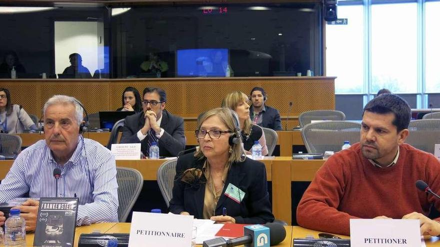 Rogelio Bernardo (a la izquierda), Teresa Gómez-Limón y Jesús Domínguez, ayer, en Bruselas.