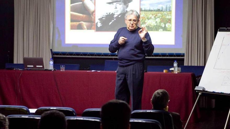 Domínguez Gil y sus &quot;cubos de salud&quot; en el Instituto Jovellanos