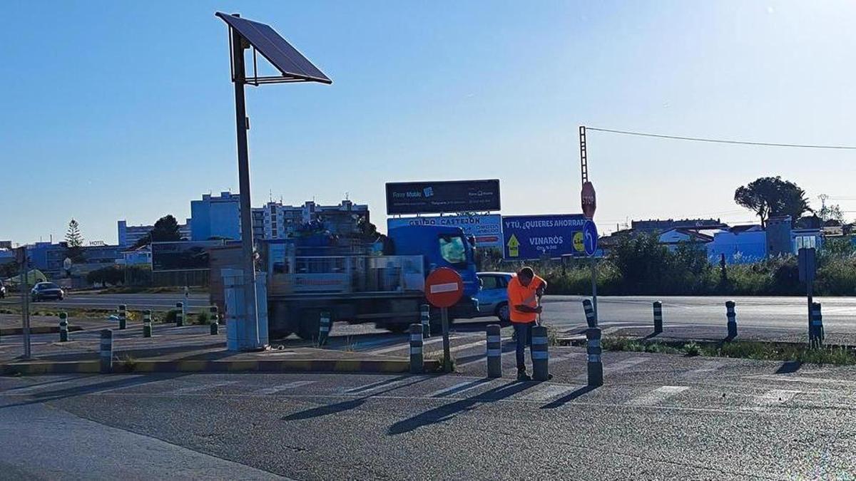 Un operario realizaba este jueves trabajos previos en la antigua N-340 en Vinaròs, en la zona del acceso al centro comercial Portal del Mediterráneo.