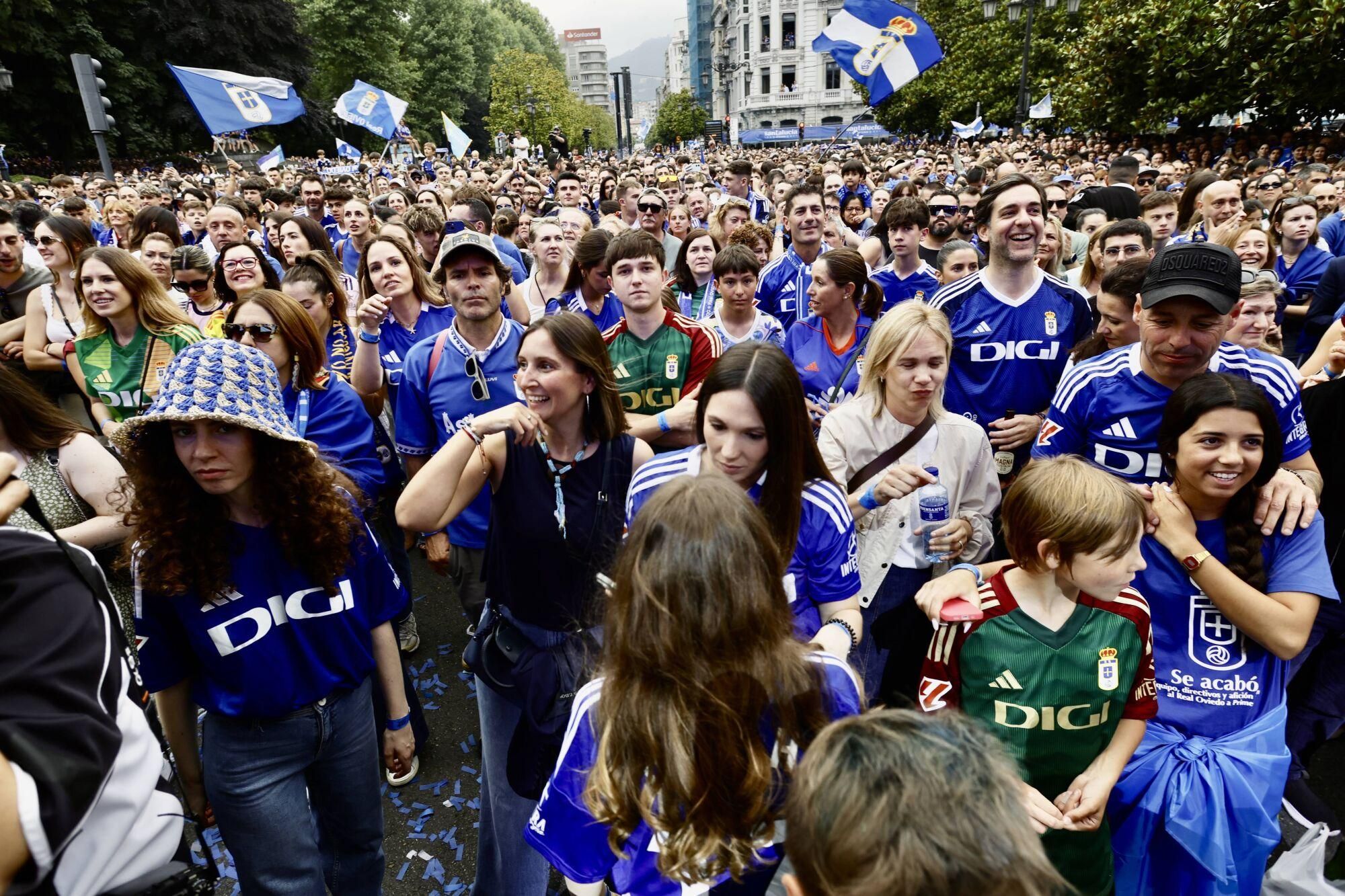 Locura azul en las calles de Oviedo para celebrar el ascenso del equipo a Primera División
