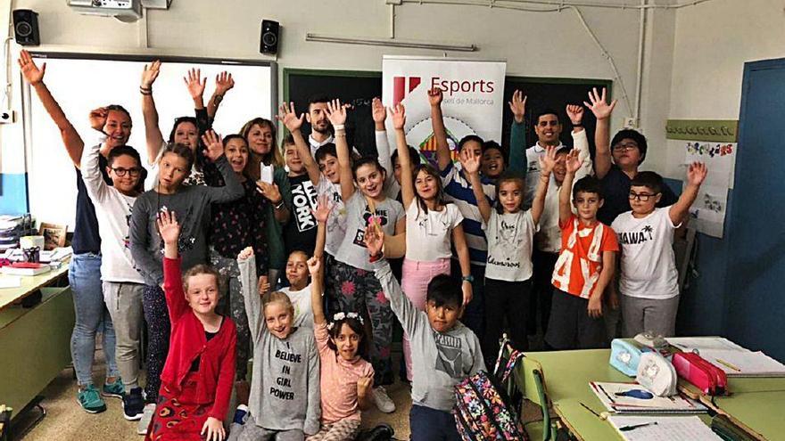 Lolo y Quintela posan ayer con los niños del colegio Juan de la Cierva de Palma.