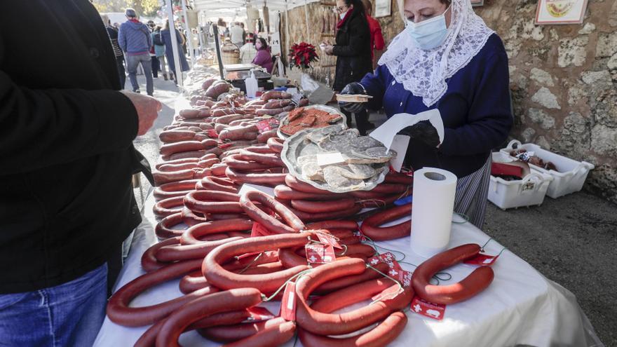 Sineu exhibe su mallorquinidad en la feria de Sant Tomàs