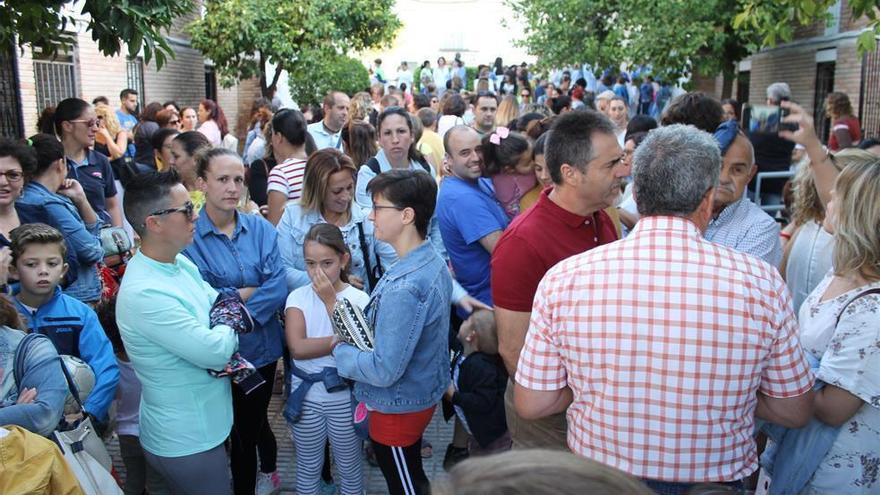 Los padres del colegio de Nueva Carteya vuelven a llevar a los niños a clase