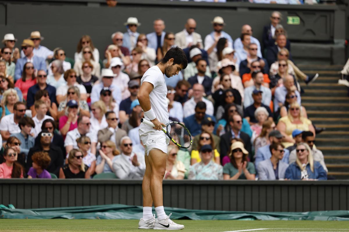 Wimbledon (United Kingdom), 16/07/2023.- Carlos Alcaraz of Spain reacts during the Men’s Singles final match against Novak Djokovic of Serbia at the Wimbledon Championships, Wimbledon, Britain, 16 July 2023. (Tenis, España, Reino Unido) EFE/EPA/TOLGA AKMEN EDITORIAL USE ONLY