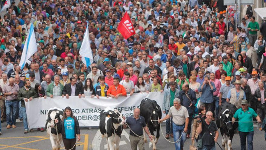 Manifestación en Santiago el pasado otoño contra los bajos precios de la leche. // Xoán Álvarez