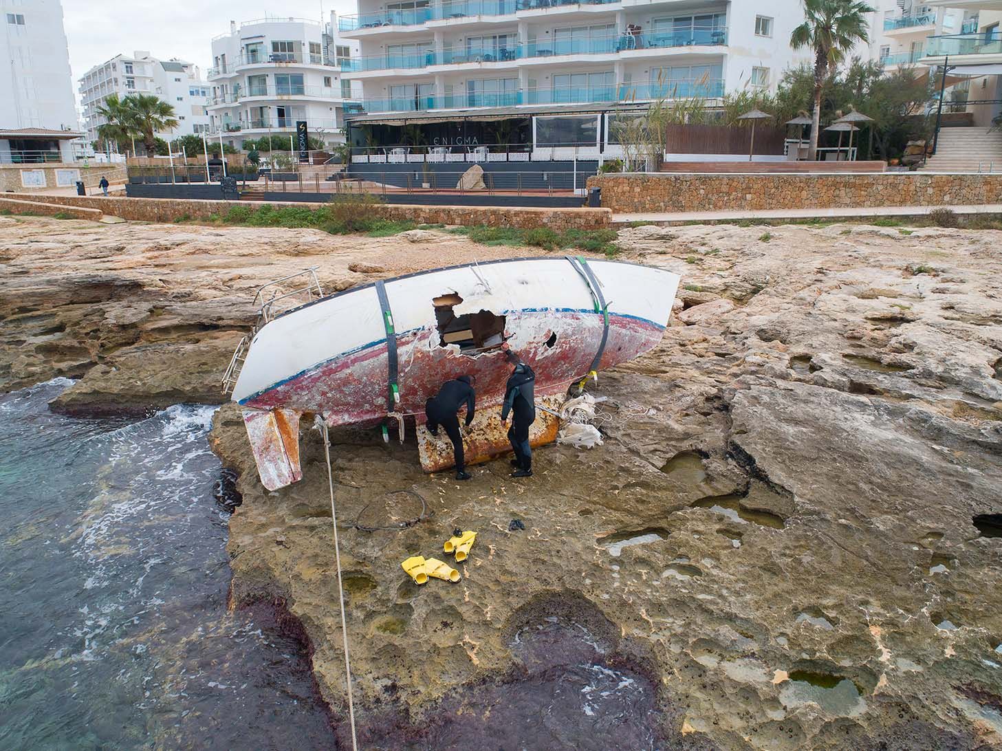 Retiran un velero varado en una cala de Ibiza desde septiembre.