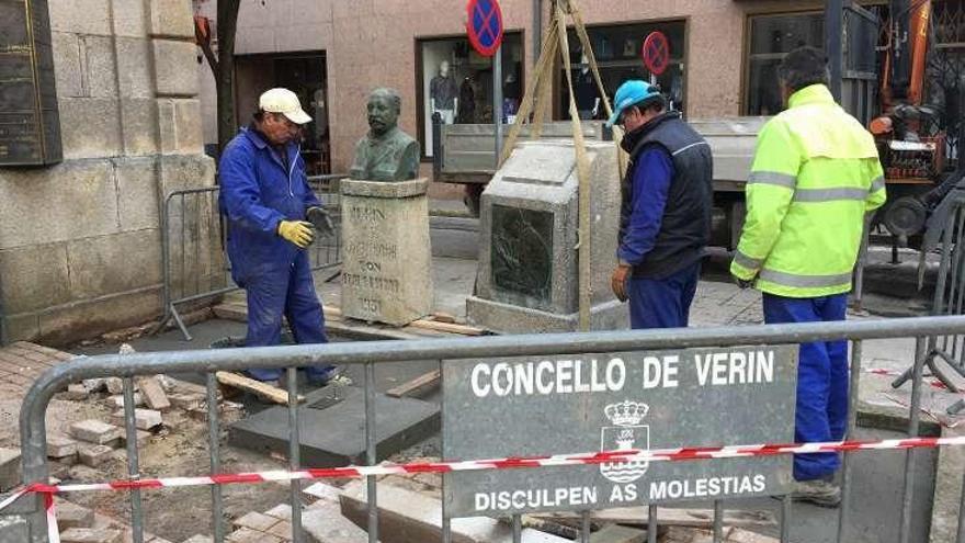 Obras de traslado de la estatua.  // FdV