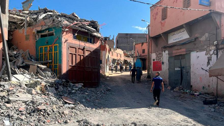 Vecinos de Amizmiz circulan por una calle de la localidad que ha quedado prácticamente destruida por el terremoto.