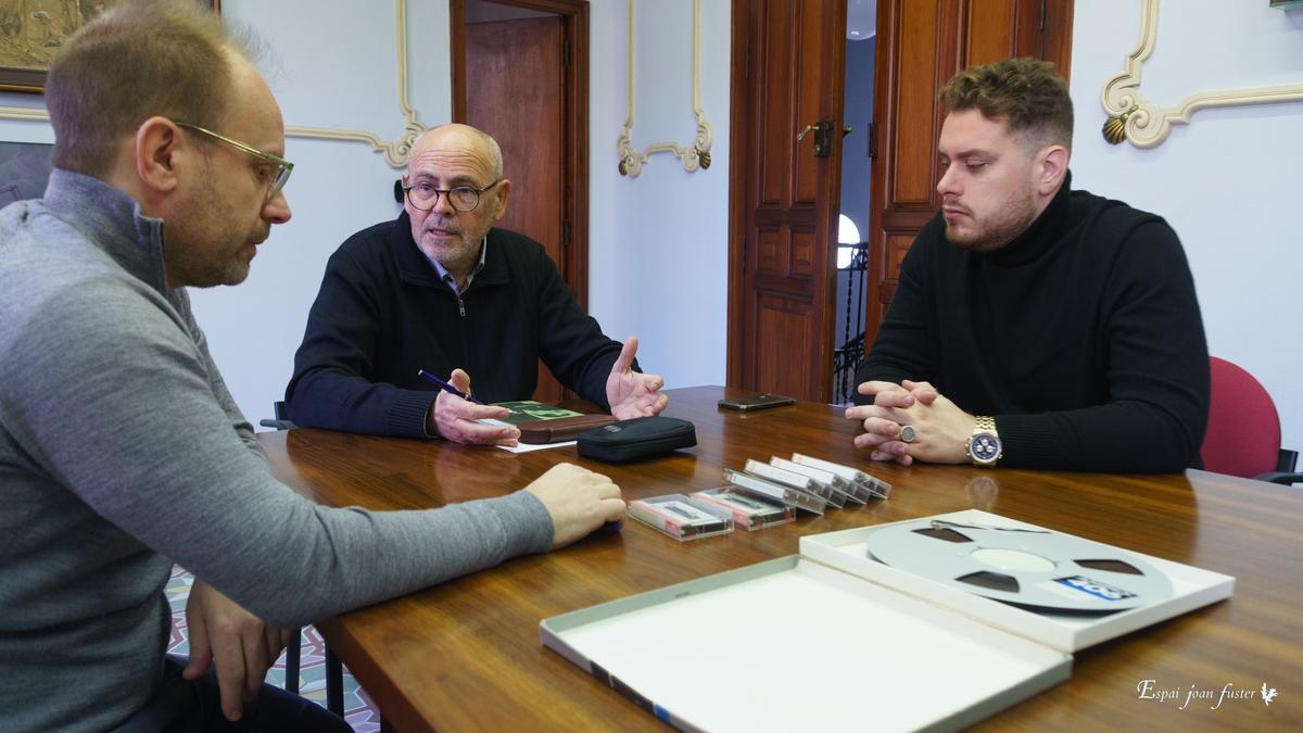 Salvador Ortells, Toni Mollà i Vladimir Micó, en la firma de la cessió.