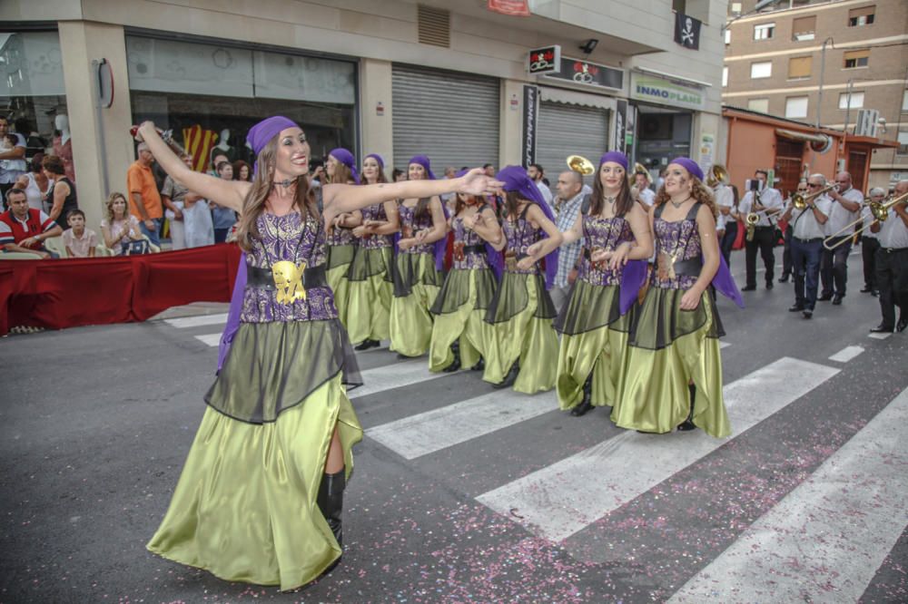 Más de 2.000 festeros participan en una vistosa Entrada de Moros y Cristianos que consigue llenar de público todas las calles de la capital de la Foia