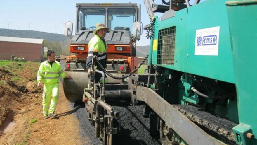 Operarios, ayer, en los trabajos de pavimentación del camino de Villaferrueña a Coomonte de la Vega.