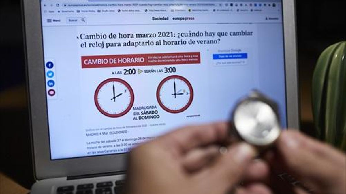 Un artículo en el ordenador indica el cambio de horario de las 2 a las 3 horas.