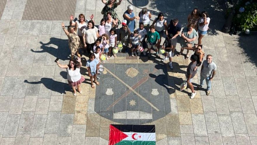 Foto de familia en la plaza del Concello, ayer . | G.N.