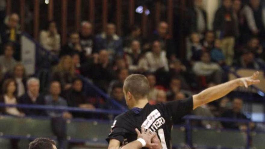 Una acción de juego en el partido Grupo-Juanfersa de balonmano.