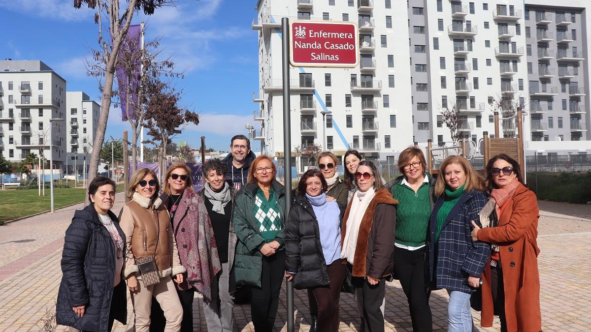 Las actuales enfermeras gestoras de casos del Distrito sanitario Córdoba, frente a la placa de la calle 'Enfermera Nanda Casado Salinas', quien también fuera enfermera gestora de casos. Adoración Muñoz, vicepresidenta del Colegio de Enfermería de Córdoba, primera a la izquierda.