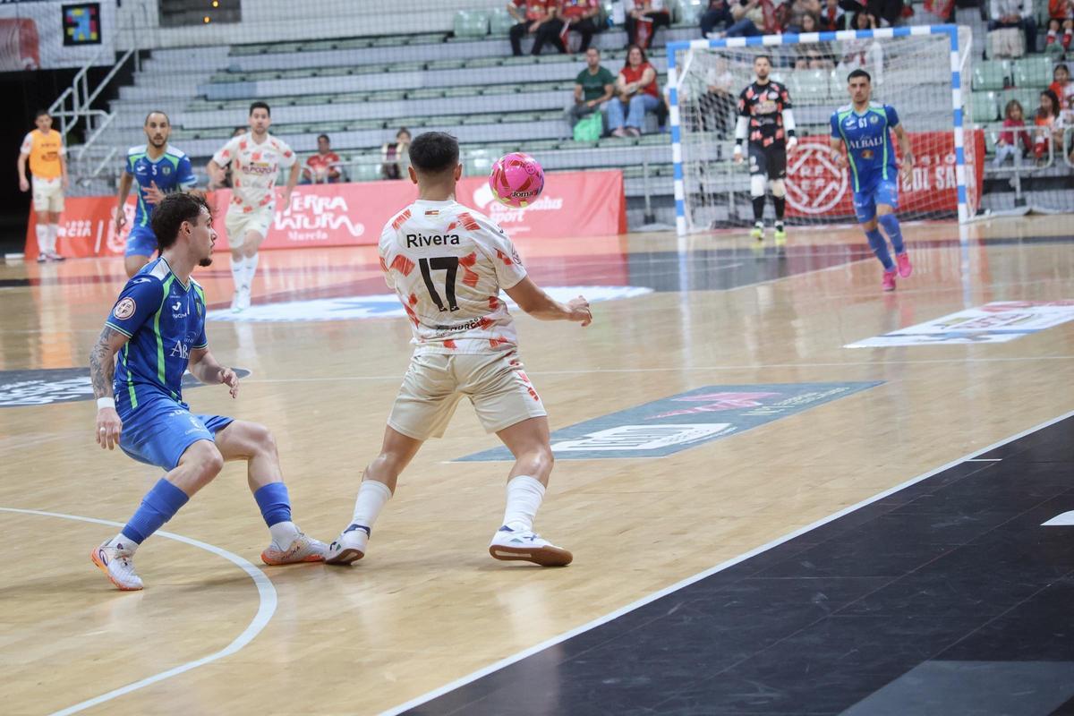 Las mejores imágenes del partido entre ElPozo y Valdepeñas