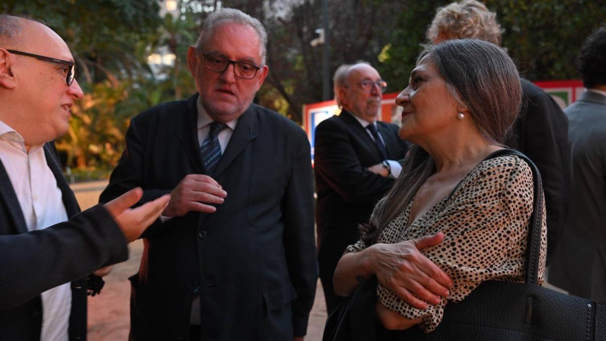 EL PERIÓDICO celebra su 45º aniversario con la mirada puesta en el futuro. En la foto Ernest Alòs, Rafael Jorba y Olga Merino.