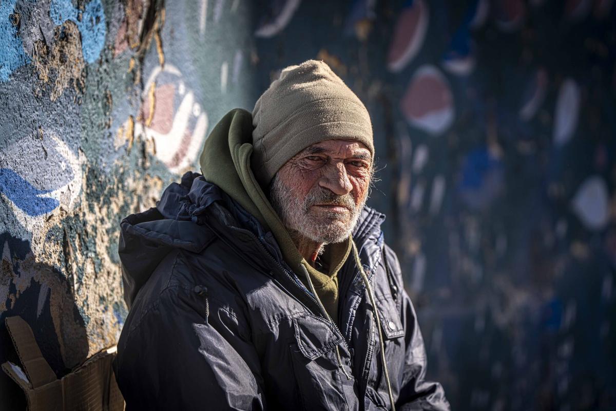 Vecinos y comerciantes ayudan día a día a Antonio, que duerme en las inmediaciones del mercado Torner de Badalona