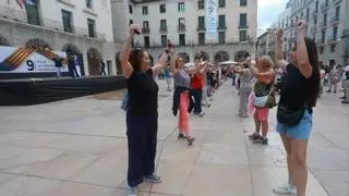 Alicante se reencuentra con su “dansà” en la previa del 9 d'Octubre