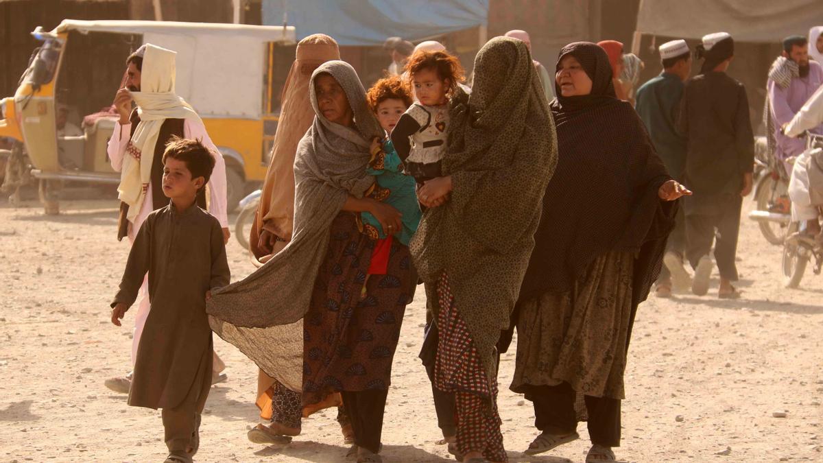 Miles de personas huyen hacia Kabul buscando refugio de los talibanes.