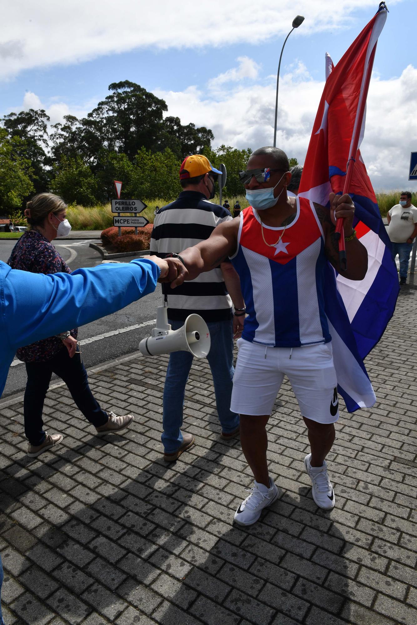 Concentración de cubanos contra la represión en Cuba y la estatua de Che Guevara en Oleiros