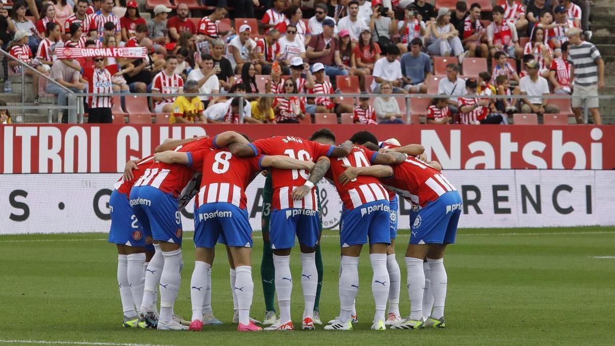 Els jugadors del Girona, abans d'iniciar un partit a Montilivi.