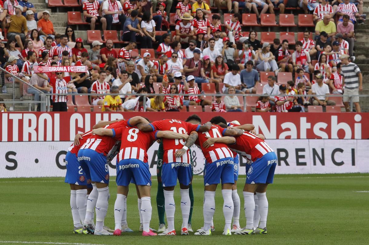 Jugadors del Girona, abans d'iniciar un partit a Montilivi.