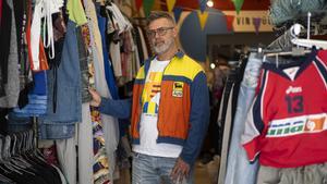 Jose Puig, el fundador de Two Market, posa entre perchas vintage.